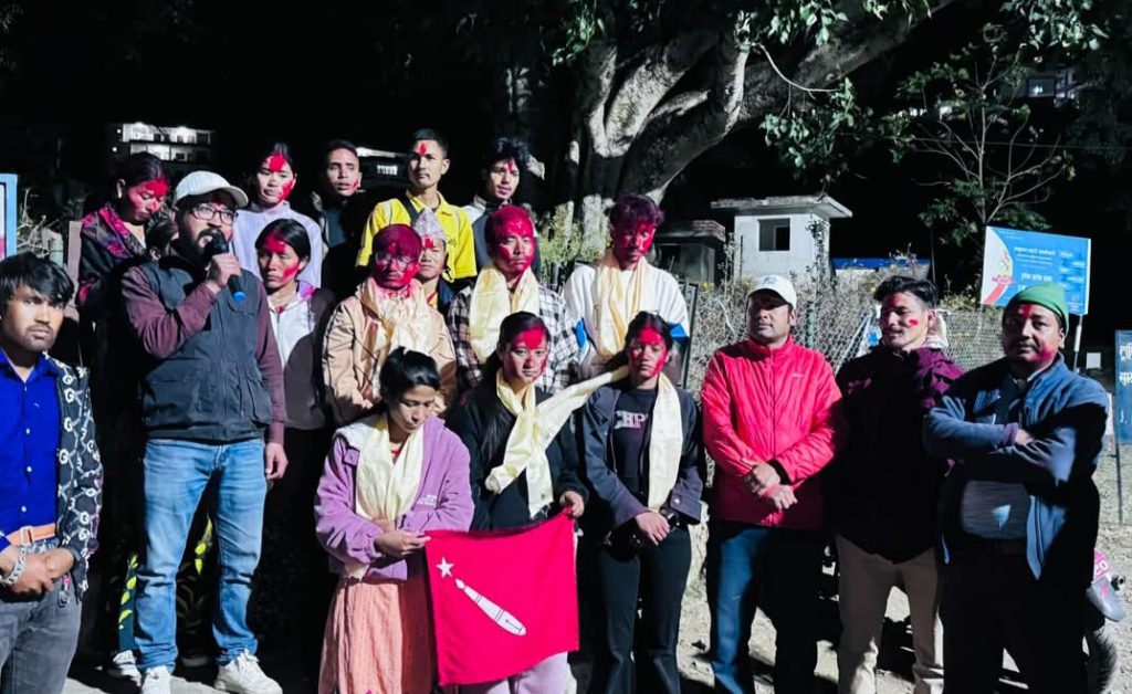 चौंरी खर्कमा फूलेका बुकीफूल: प्राकृतिक स्वर्गमा आन्तरिक पर्यटकको घुइँचो