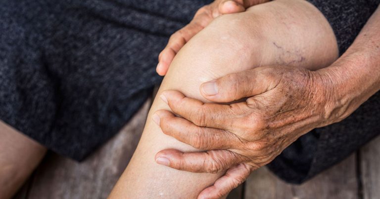 राति पैताला पोल्ने वा झमझमाउने गर्छ ?; बाथरोग हुनसक्छ, यस्ता छन् यसका अन्य लक्षण